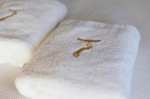 a white napkin with a hole in it at Hotel Cresol in Calaceite