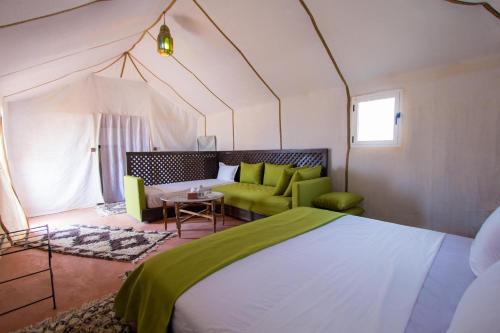 Cama o camas de una habitación en DWO Golden Camp Merzouga