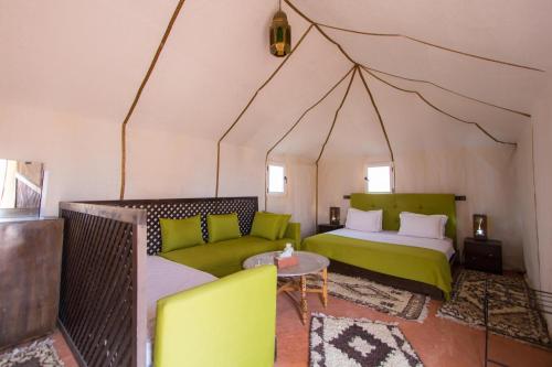 Cama o camas de una habitación en DWO Golden Camp Merzouga