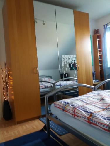a room with two bunk beds and a closet at Ruhiges Zimmer direkt an den Leineauen in Hemmingen