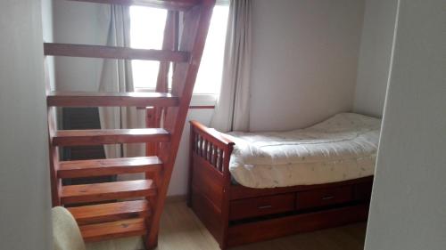 1 dormitorio con 2 literas y ventana en Tehuelches Familiar en Puerto Madryn