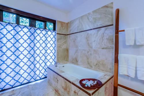 Ένα μπάνιο στο Makara Rio Suite / Ground Floor