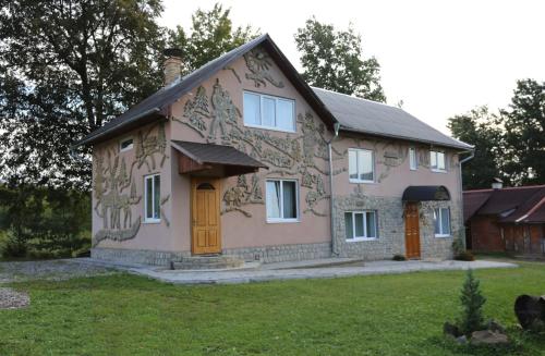 uma casa com um quadro ao lado em Fazenda Kosiv em Kosiv