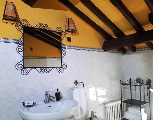 A bathroom at La Casona de Sames