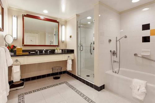 La salle de bains est pourvue d'une baignoire, d'un lavabo et d'une douche. dans l'établissement Orchard Hotel, à San Francisco