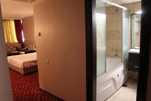 Ett badrum på Akyuz Hotel