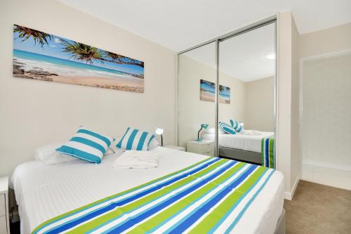 A bed or beds in a room at Alex Beach Apt Bilgola4