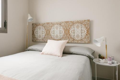 セビリアにあるSevilla Apartments Muroのベッドルーム(白いベッド1台、ヘッドボード付)