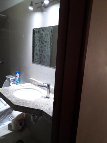 y baño con lavabo y espejo. en Apartamentos Amoblados de 1 Y 2 dormitorios, en Lima