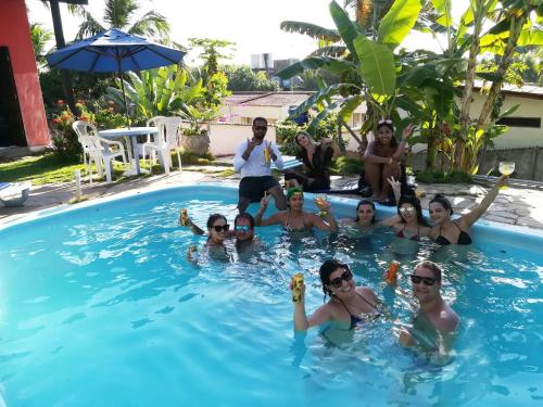grupa ludzi w basenie w obiekcie Hostel do Ceu w mieście Pipa