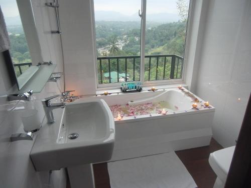 A bathroom at Villa Arunalu Kandy