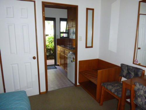 a room with a kitchen and a living room at Austria Motel in Paihia