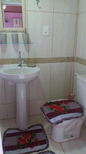 a bathroom with a sink and a toilet at Hospedagem capitão Hula in Abraão