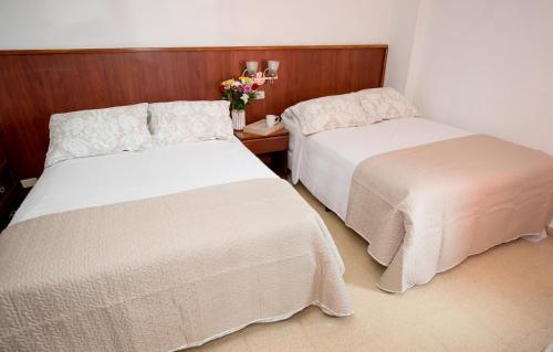 En eller flere senger på et rom på Hotel Acapulco