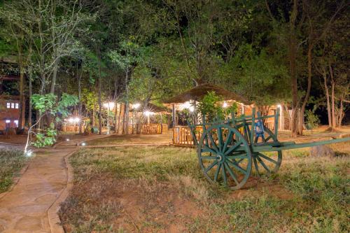 a park at night with a bench and lights at La Pentera in Hambegamuwa