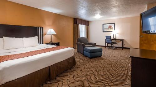 pokój hotelowy z łóżkiem i telewizorem w obiekcie Best Western Campbellsville Inn w mieście Campbellsville