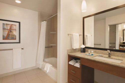 Phòng tắm tại Hyatt House Denver Airport