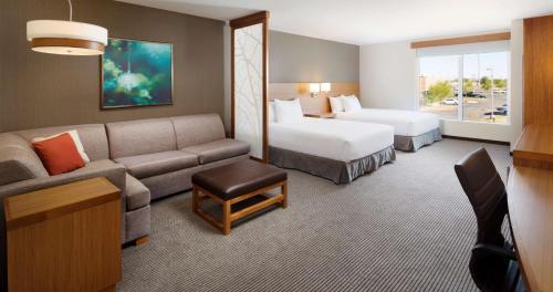 pokój hotelowy z kanapą i 2 łóżkami w obiekcie Hyatt Place Lubbock w mieście Lubbock