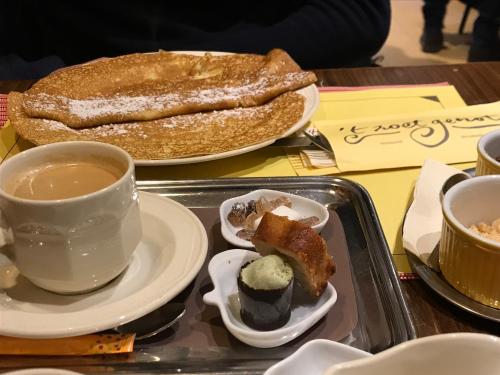 een dienblad met kopjes koffie en brood bij Malibu Beach in Koksijde