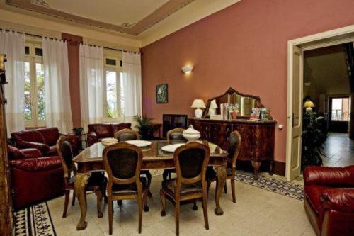 a living room with a wooden table and chairs at Hotel Villa Gli Asfodeli in Tresnuraghes