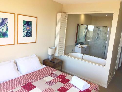 Llit o llits en una habitació de Marine Boutique Apartments by Kingscliff Accommodation
