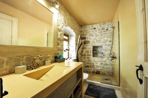 Ванна кімната в Leonora House by PaxosRetreats