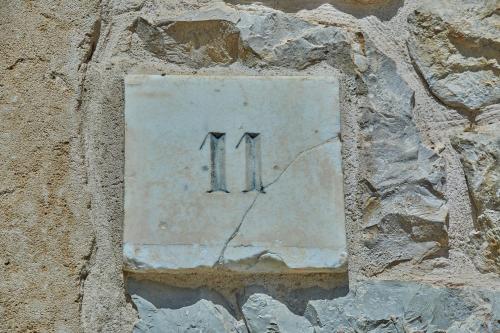a sign on the side of a rock at Cas Comte Suites & Spa - Adults Only in Lloseta