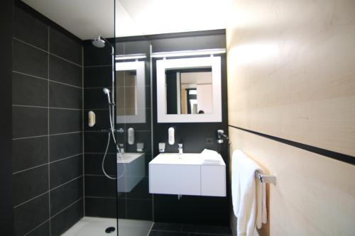 Bilik mandi di BG Hotel by WMM Hotels