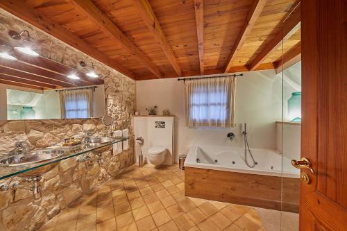 a bathroom with two sinks and a tub and a toilet at Cas Comte Suites & Spa - Adults Only in Lloseta