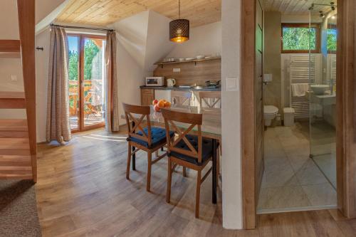 Kuchyň nebo kuchyňský kout v ubytování Apartmány a Štúdia Villa Flora