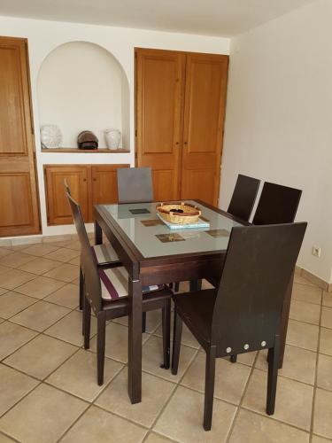 ein Esszimmer mit einem Tisch und Stühlen in der Unterkunft Propriété St Jean in Lazer