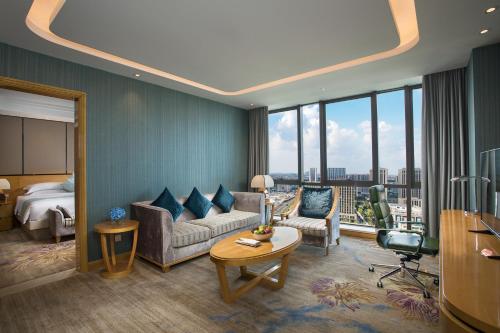 um quarto de hotel com uma cama e uma sala de estar em Wyndham HangZhou East em Hangzhou