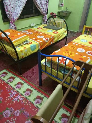 a room with two bunk beds and two mats at Homestay Damai Sri Kota in Kepala Batas