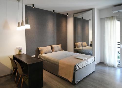 um quarto com uma cama, uma secretária e um espelho em Nest Apartment em Atenas