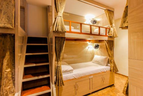 Łóżko lub łóżka piętrowe w pokoju w obiekcie Hygeinic Airport Dormitory Near by BOM