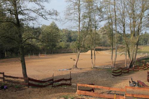 Κήπος έξω από το Quatro Osrodek Jezdziecki - Gospodarstwo Agroturystyczne