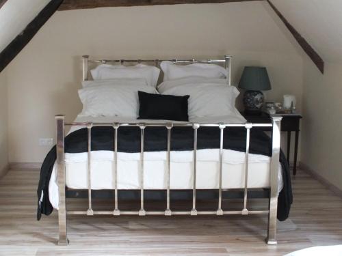 - un lit avec des oreillers en noir et blanc dans l'établissement Country B&B, à Saint-Pierre-dʼEyraud