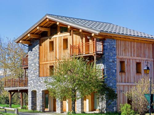 una casa de madera con una terraza encima en Luxury chalet near the ski slopes en Arc 1600