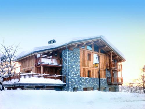 アルク1600にあるLuxury chalet near the ski slopesの雪に覆われた家