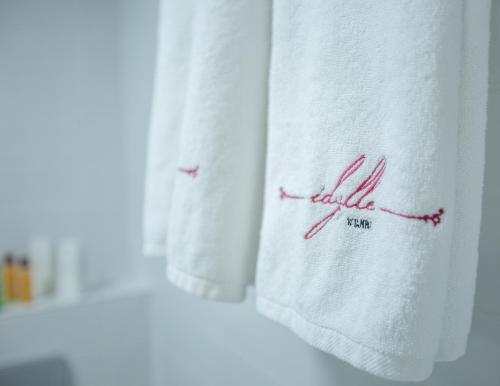 uma fila de toalhas brancas com a palavra adelaide nelas em Idylle Hotel em Istambul