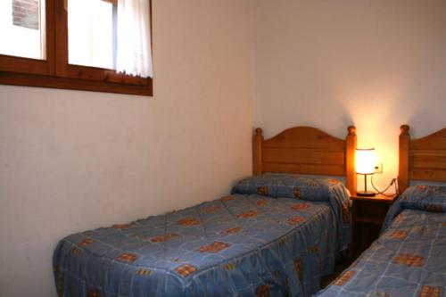 a bedroom with two beds and a window at Ramonet in Son