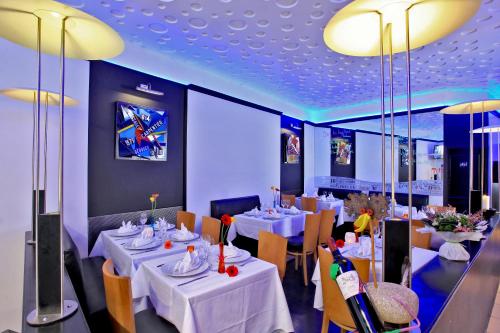 Un restaurante o sitio para comer en Hôtel Le Coin des Halles