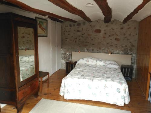 1 dormitorio con cama, tocador y espejo en "Ya se ve el Castillo" en Vozmediano
