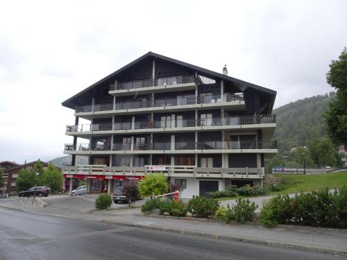 um grande edifício de apartamentos no lado de uma rua em Greppon Blanc A2 em Nendaz