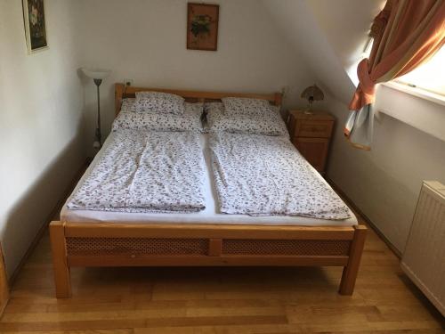 a bed in a small room with a bed sidx sidx sidx at Terézia Vendégház in Tihany