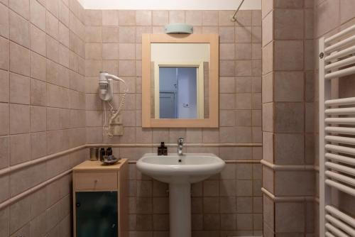 uma casa de banho com um lavatório e um espelho em Ca' Riva San Marco em Veneza