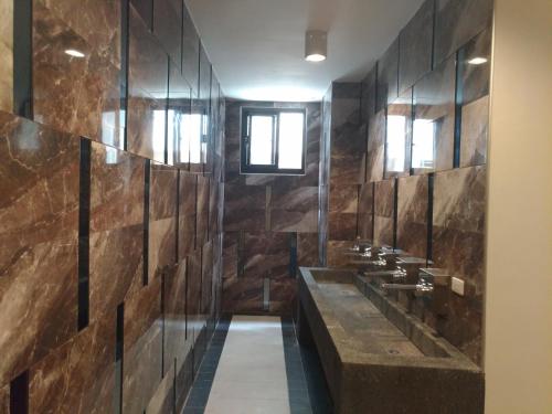 高雄的住宿－七桃公寓，浴室设有一排盥洗盆和镜子