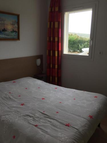 a bedroom with a bed with red stars on it at Résidence les jardins du phoebus appartement in Gruissan