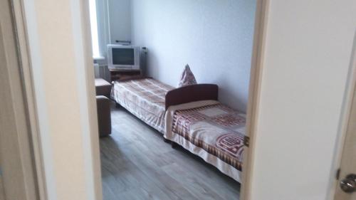 スモレンスクにあるKvartira na Gagarinaのソファとテレビ付きの小さな部屋