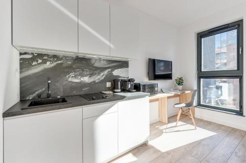 Kuchyň nebo kuchyňský kout v ubytování Browar Gdanski Budget by Noclegi Renters